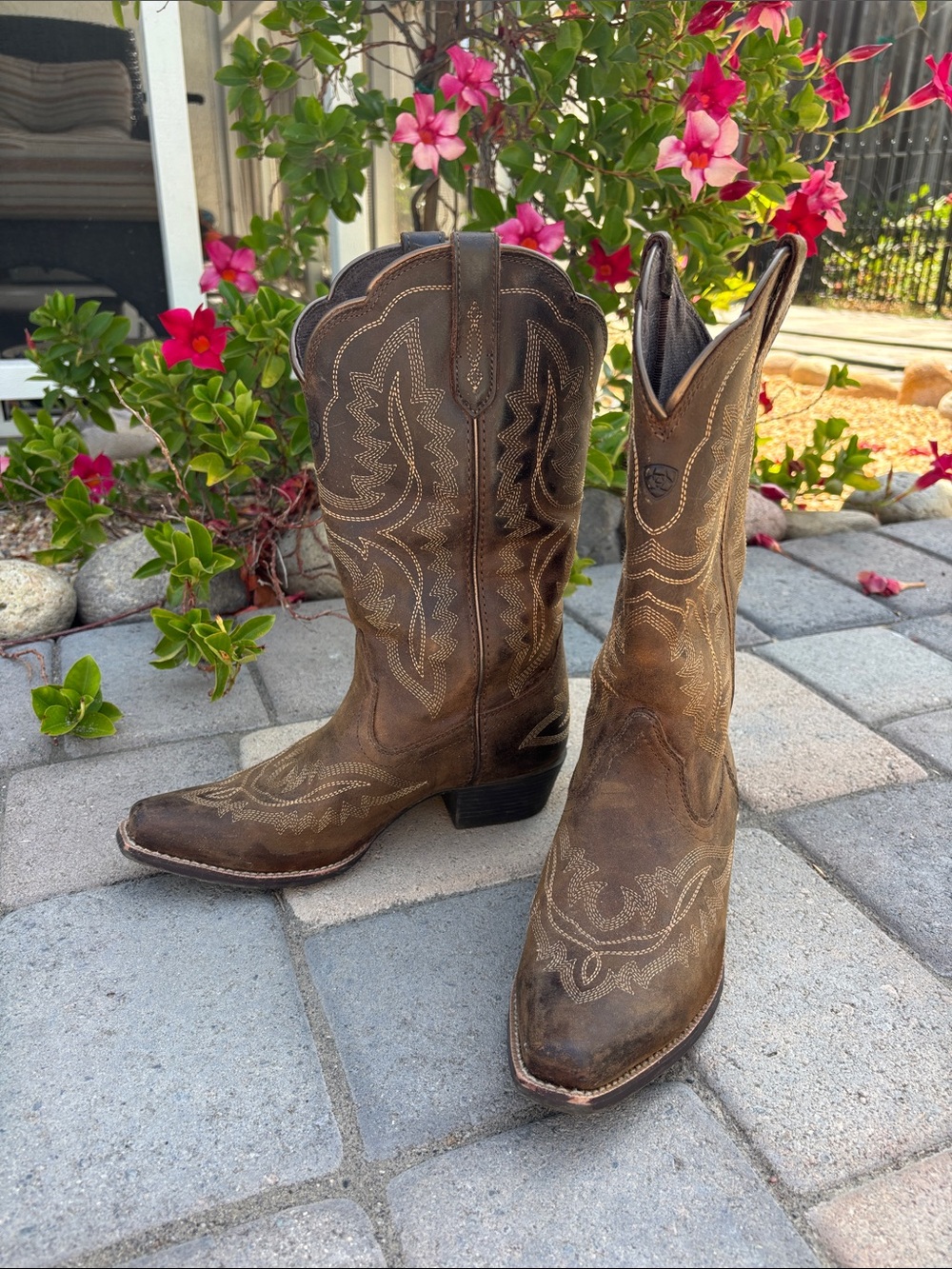 Beautiful authentic Ariat Brown Embroidered Leather Cowgirl Boots